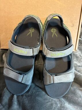 KURUCLOUD Men’s New In Box Gray Suede Sandals W/Lime Logo, Sz 13